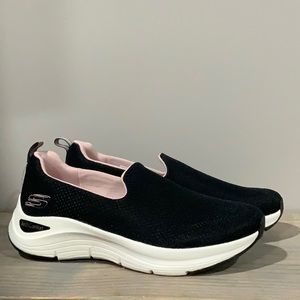 NWOT! Women’s Skechers Arch Comfort Slip-on Shoes Black/pink Size 8